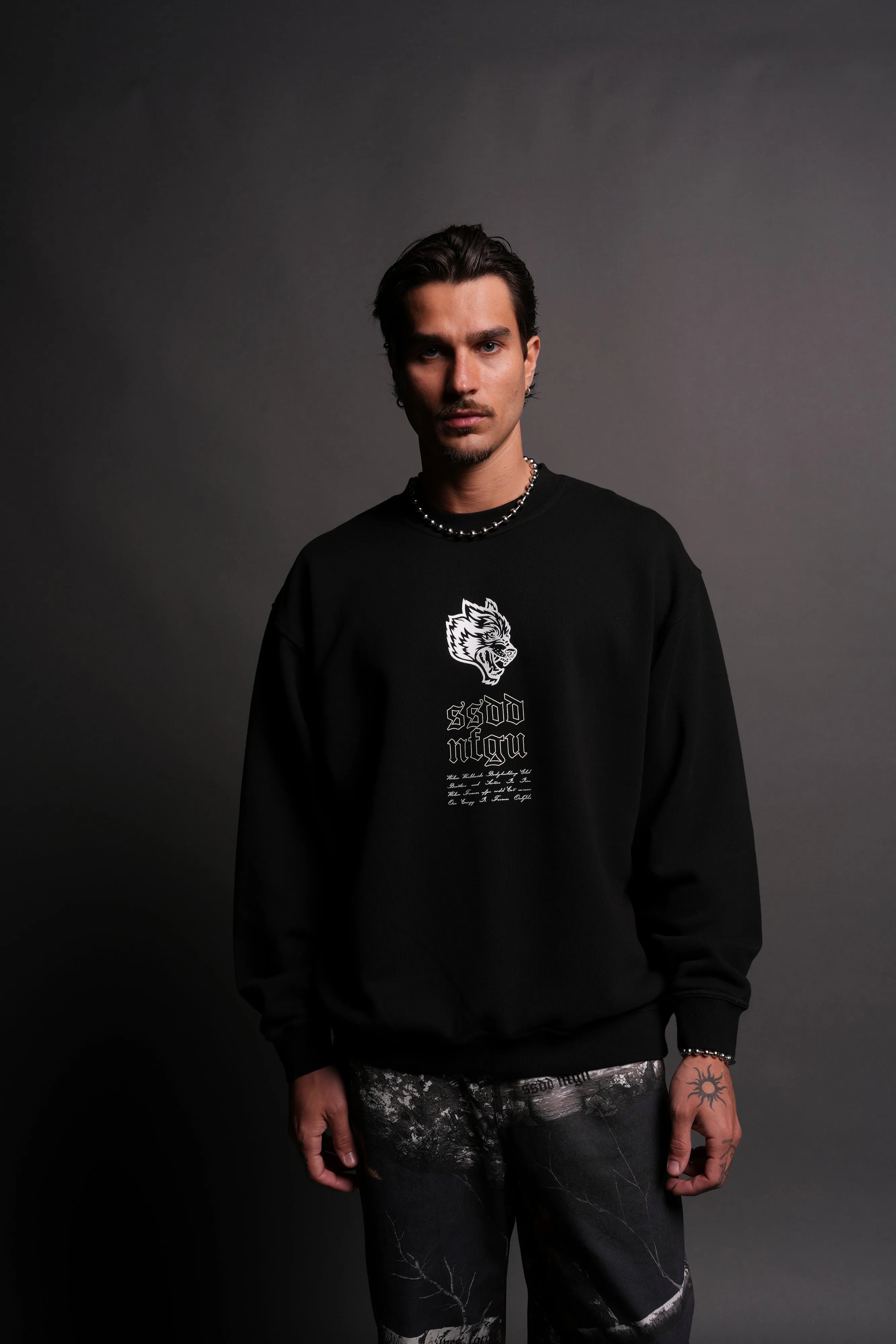 Breath Of Wolves London Crewneck in Black
